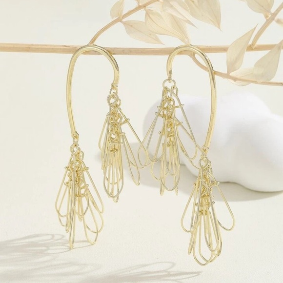 2/$30🌵 Gold Tone Wire Dangle Flower Petals Earrings Delicate Statement Boho NEW - Picture 3 of 11